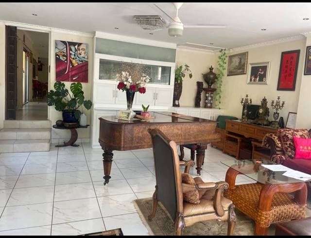 5 BEDROOM HOUSE FOR SALE IN UMHLANGA CENTRAL